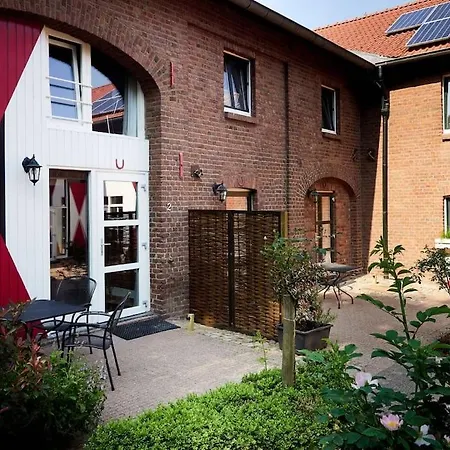 Aan Gezellige Binnenhof Nabij Het Vijlenerbos, Vijlen, Zuid-limburg * Vijlen