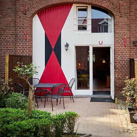Aan Gezellige Binnenhof Nabij Het Vijlenerbos, Vijlen, Zuid-limburg