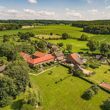 Aan Gezellige Binnenhof Nabij Het Vijlenerbos, Vijlen, Zuid-limburg Apartment